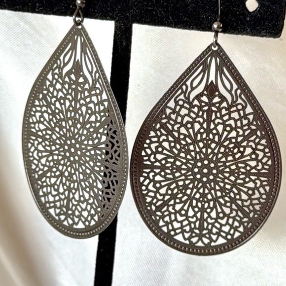 Sophisticated Dark Gunmetal Filigree Teardrop Dangle Earrings - Picture 1 of 10